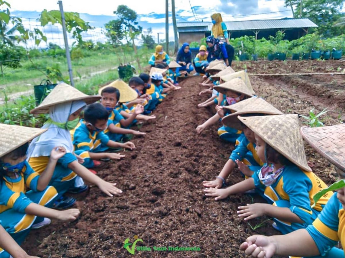 Villa Tani Cikerai Tawarkan Wisata Tani dan Ternak